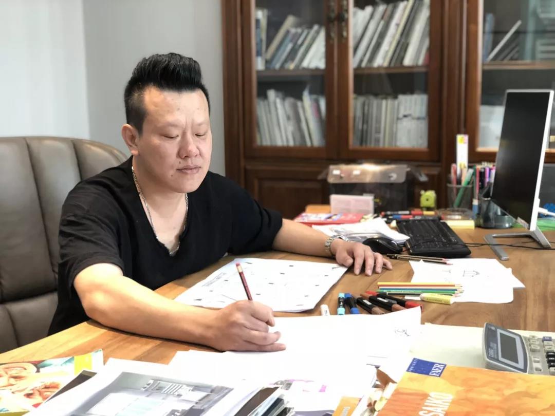 從畫筆到夢想，他的眼中綻滿了童話